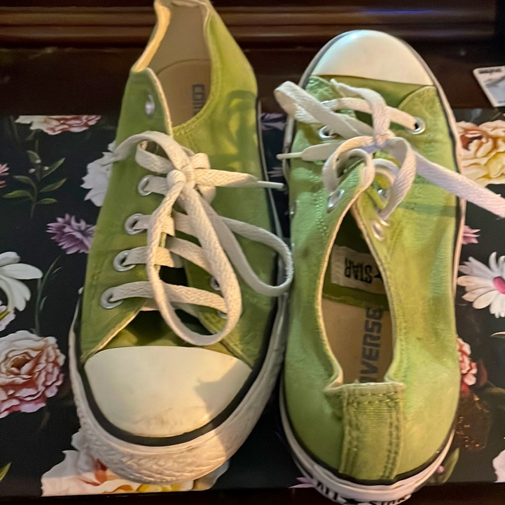 Converse womens 8/Mens 6 olive green low tops💚
